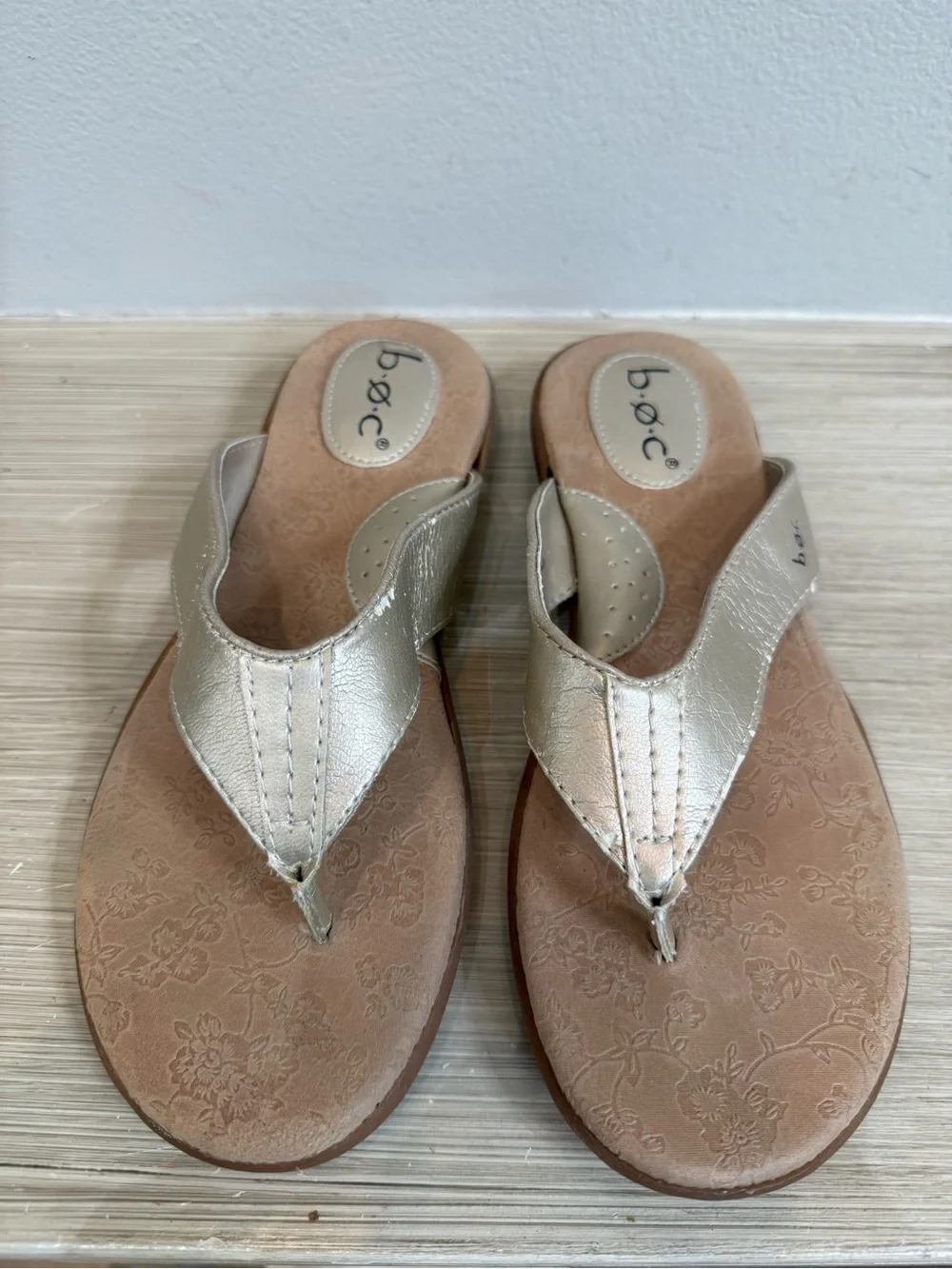 b.o.c. By born Women’s Metallic Gold Thong Sandals flip flops size 9